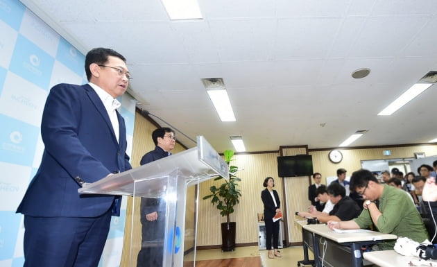 박남춘 인천시장이 지난 5일 시청 기자회견실에서 수질회복과 보상협의 계획 발표에 따른 인천시 입장을 발표하고 있다. 인천시 제공