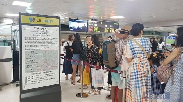 줄줄이 지연 소식이 이어지고 있는 제주공항 항공편 이용객들이 11일 저녁 제주공항에서 출발을 기다리고 있다.
(사진=오정민 한경닷컴 기자) 