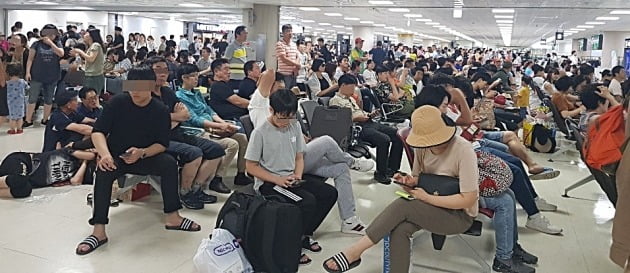 줄줄이 지연 소식이 이어지고 있는 제주공항 항공편 이용객들이 11일 저녁 제주공항에서 출발을 기다리고 있다.
(사진=오정민 한경닷컴 기자)