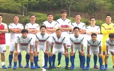 '뭉쳐야 찬다' 어쩌다FC, 첫 유니폼 입고 공식전 나서 '기념 촬영'