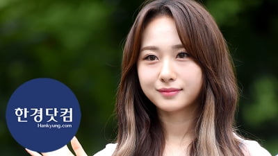 HK직캠|로켓펀치 쥬리, 단아한 모습으로 등장…'사랑스럽게 하트 발사~' (뮤직뱅크 출근길)