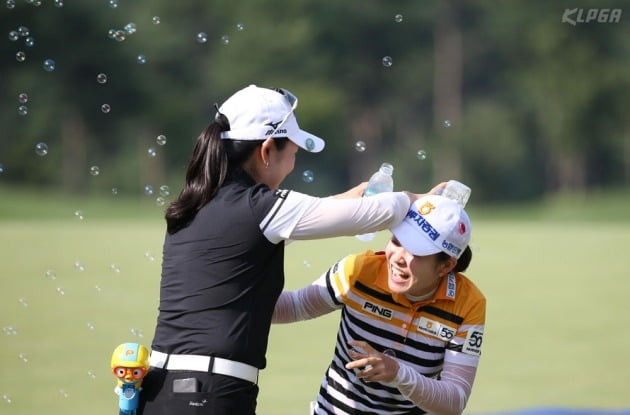 동료들로부터 우승 축하 물세례 받는 박민지