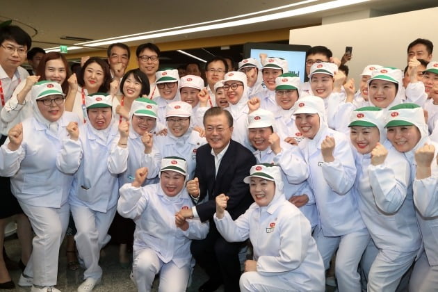 문재인 대통령은 20일 전라북도 익산시 망성명 하림 본사를 방문해 하림그룹의 농식품 분야 대규모 투자와 일자리 창출 현황을 보고받고 임직원들을 격려했다.  [사진설명=전북사진기자협회 제공]