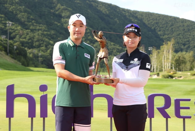 [포토] 캐디와 함께 우승 트로피 들어 보이는 임희정