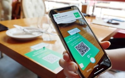 QR코드로 주문, AI로 전화예약…'상생·페이' 두 마리 토끼 노리는 네이버