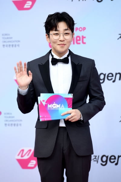 [포토] 딘딘, '레드카펫 사회자입니다'(2019 MGMA)