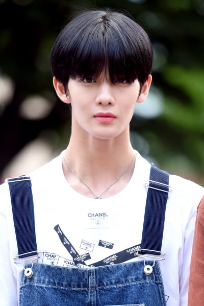 [포토] CIX 배진영, '심쿵 아이컨택~'