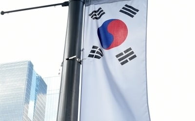 [포토] 일장기 내려진 자리에 홀로 남은 태극기