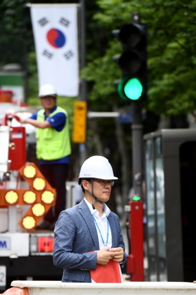  강남구 '日, 화이트리스트 한국 제외' 조치에 항의로 일장기 철거