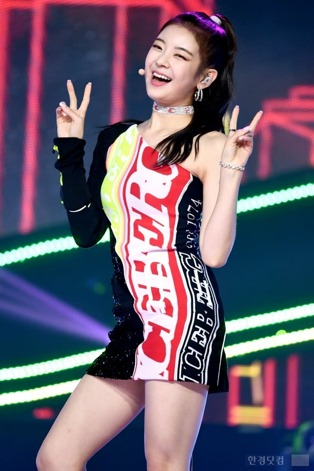 [포토] ITZY 리아, '상큼한 미소로 브이~'