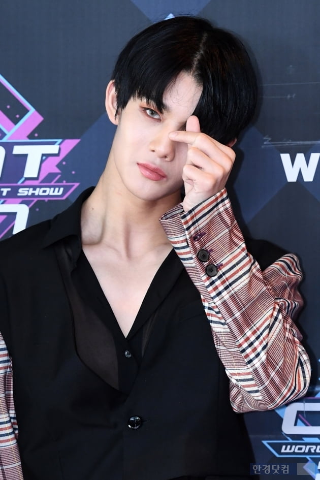 [포토] CIX 배진영, '한 쪽 눈 가리고 시크하게 브이'