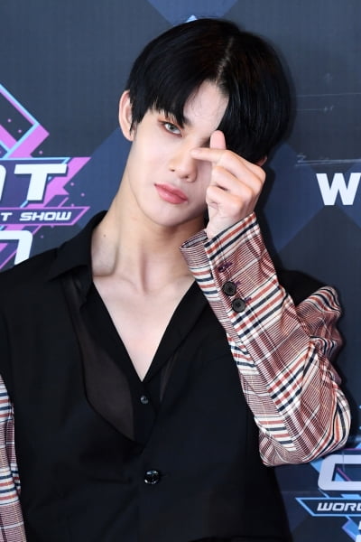 [포토] CIX 배진영, '한 쪽 눈 가리고 시크하게 브이'