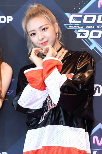 [포토] ITZY 유나, '막내의 귀여운 하트~'