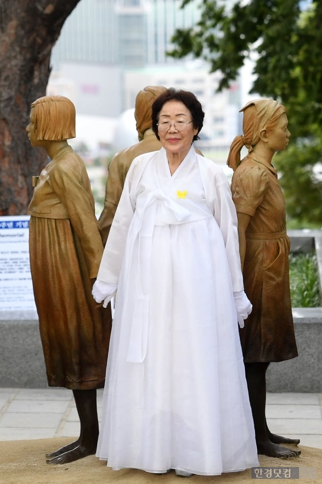 [포토] 위안부 피해자 기림비 앞에 선 이용수 할머니