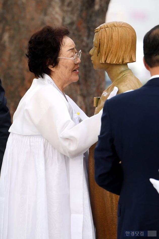 [포토] 일본군 위안부 피해자 기림의 날에 마난 소녀상