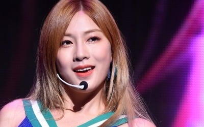 '솔로' 에이핑크 오하영 "베이빌론과 듀엣 영광, 편하게 대해줘 감사"