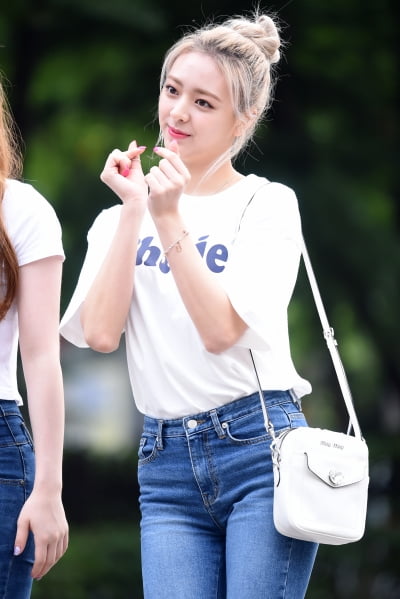 [포토] ITZY 유나, '깜찍함 가득 담은 하트~'