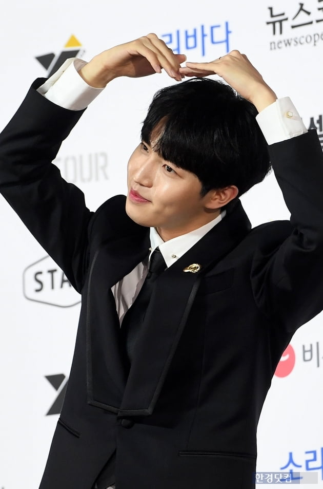 [포토] 김재환, '하트 장인~' (2019 소리바다 어워즈)