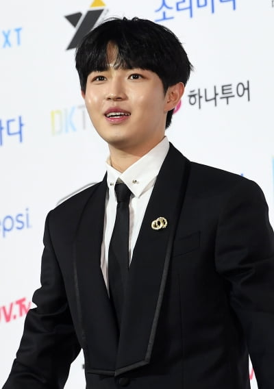 [포토] 김재환, '팬 바라보는 꿀떨어지는 눈빛~' (2019 소리바다 어워즈)