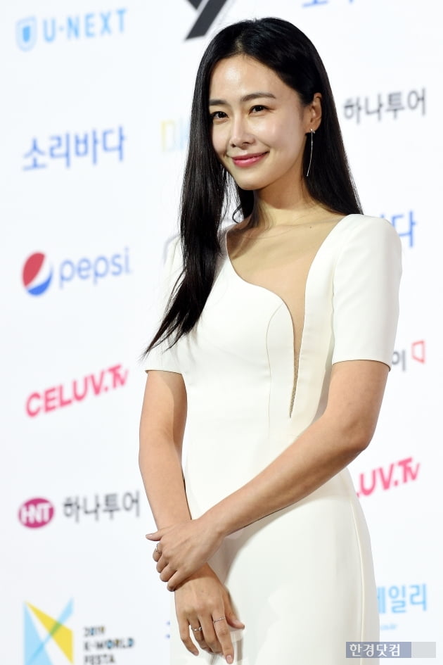 [포토] 홍수현, '어디까지 파진거야?' (2019 소리바다 어워즈)