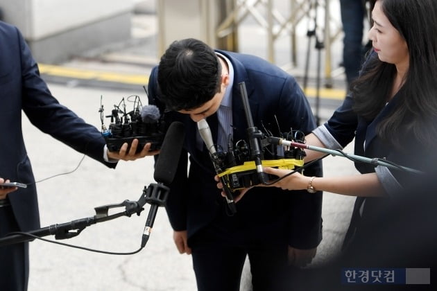 [포토] 고개숙인 승리