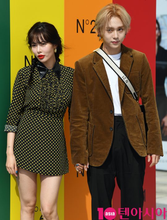 가수 현아와 이던 커플이 6일 오후 서울 압구정로 갤러리아 명품관 EAST 광장에서 열린 N21의 포토콜 행사에 참석하고 있다.