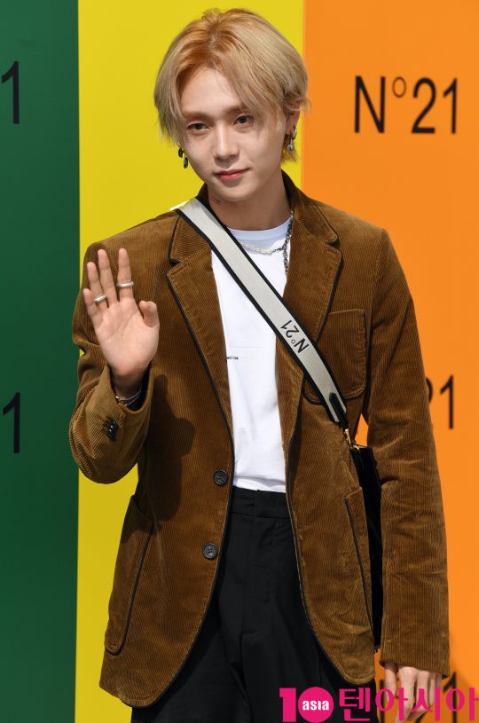 가수 이던이 6일 오후 서울 압구정로 갤러리아 명품관 EAST 광장에서 열린 N21의 포토콜 행사에 참석하고 있다.