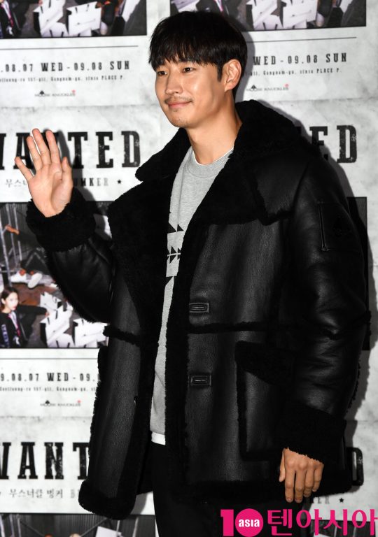 배우 이제훈이 7일 오후 서울 신사동 PLACE P에서 열린 캐나다 프리미엄 패딩 브랜드 무스너클 팝업 스토어 오픈 포토월 행사에 참석하고 있다.