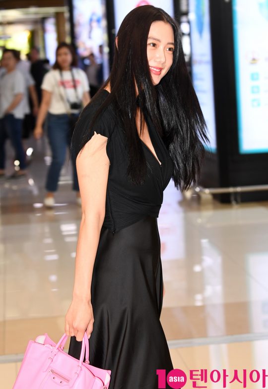 배우 클라라가 8일 오후 해외일정을 마치고차 김포국제공항을 통해 입국하고 있다.
