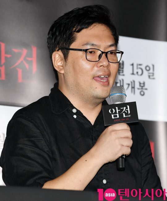 김진원 감독이 8일 오후 서울 한강로3가 CGV 용산아이파크몰점에서 열린 영화 ‘암전’ 언론시사회에 참석하고 있다.