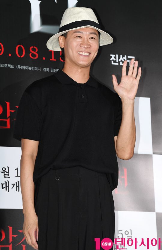 배우 진선규가 8일 오후 서울 한강로3가 CGV 용산아이파크몰점에서 열린 영화 ‘암전’ 언론시사회에 참석하고 있다.