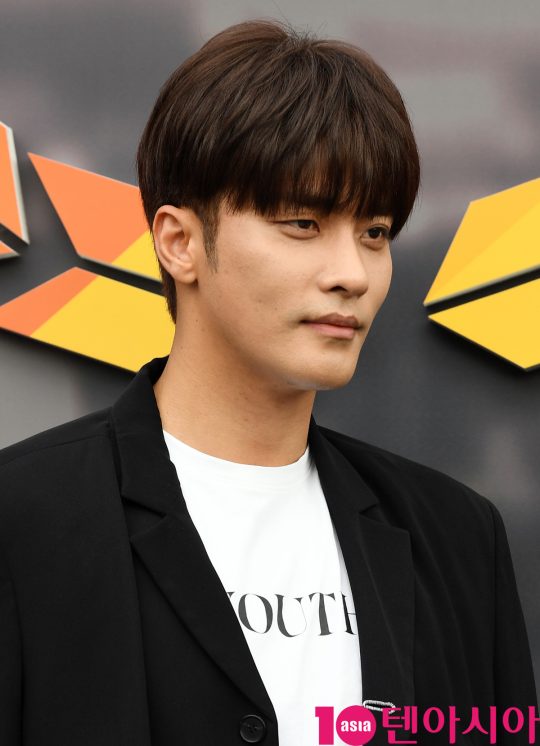 배우 성훈이 9일 오후 서울 장충동 장충체육관에서 열린 2019 펍지 네이션스 컵 기념 포토월에 참석하고 있다.