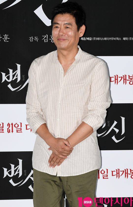 배우 성동일이 12일 오후 서울 자양동 롯데시네마 건대입구점에서 열린 영화 ‘변신’ 언론시사회에 참석하고 있다.