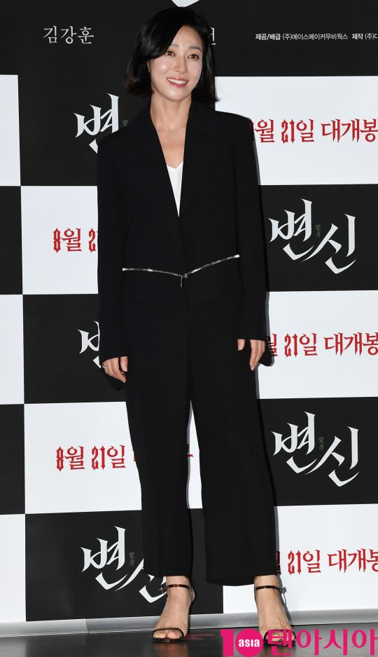 배우 장영남이 12일 오후 서울 자양동 롯데시네마 건대입구점에서 열린 영화 ‘변신’ 언론시사회에 참석하고 있다.