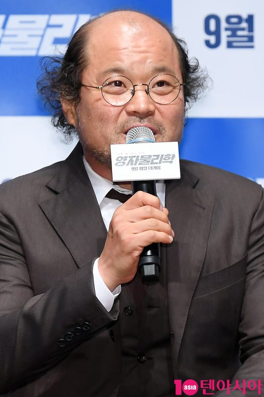 배우 김상호가 13일 오전 서울 신사동 압구정 CGV에서 열린 영화 ‘양자물리학’ 제작보고회에 참석해 인사말을 하고 있다.
