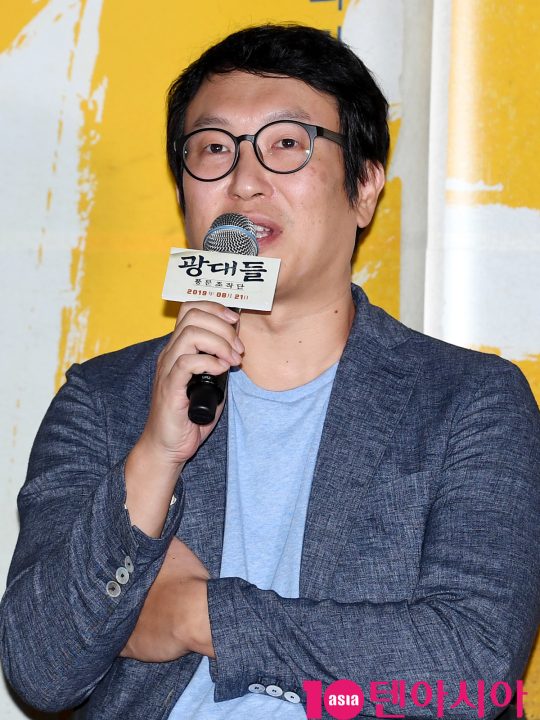 김주호 감독이 13일 오후 서울 한강로3가 CGV 용산아이파크몰점에서 열린 영화 ‘광대들:풍문조작단’ 언론시사회에 참석하고 있다.