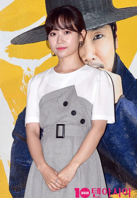 배우 김슬기가 13일 오후 서울 한강로3가 CGV 용산아이파크몰점에서 열린 영화 ‘광대들:풍문조작단’ 언론시사회에 참석하고 있다.