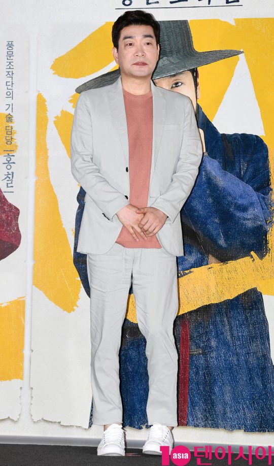 배우 손현주가 13일 오후 서울 한강로3가 CGV 용산아이파크몰점에서 열린 영화 ‘광대들:풍문조작단’ 언론시사회에 참석하고 있다.