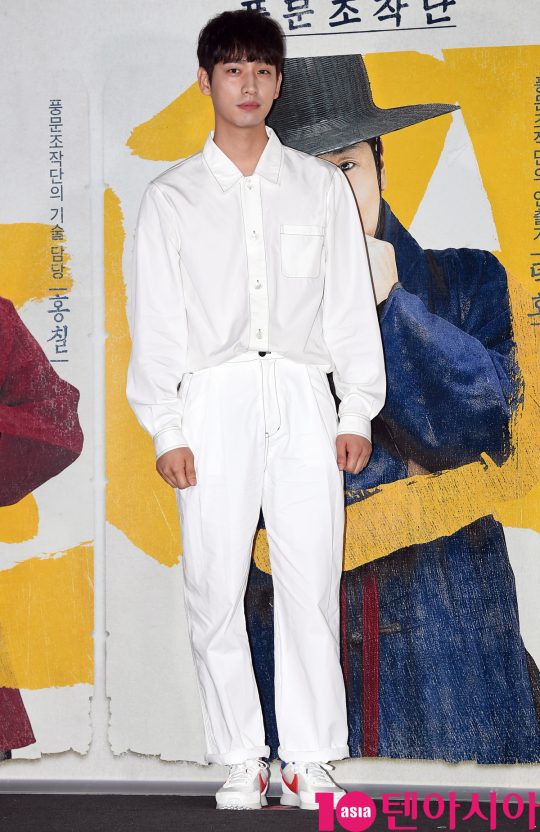 배우 윤박이 13일 오후 서울 한강로3가 CGV 용산아이파크몰점에서 열린 영화 ‘광대들:풍문조작단’ 언론시사회에 참석하고 있다.