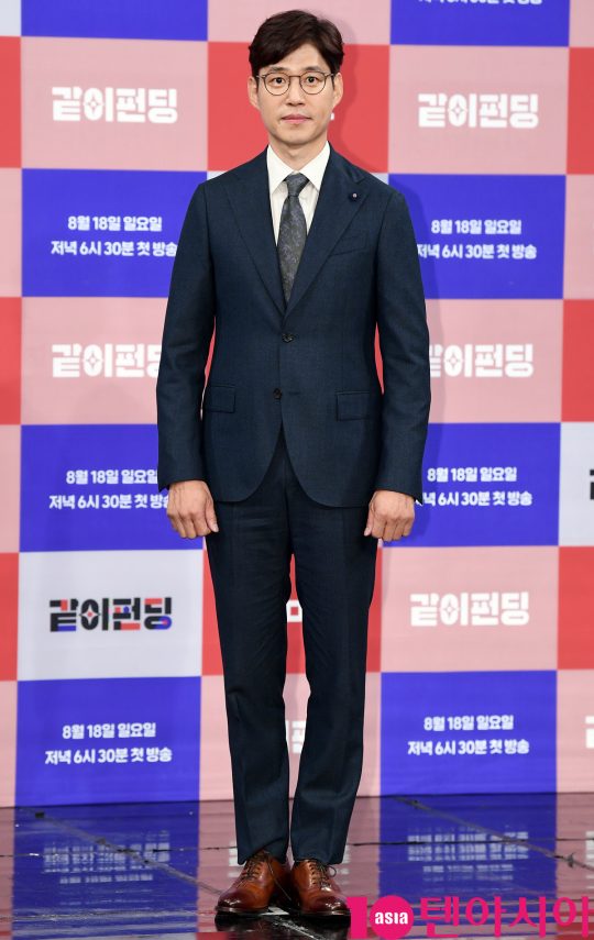 배우 유준상이 14일 오후 서울 상암동 MBC 골든마우스홀에서 열린 MBC 새 예능프로그램 ‘같이 펀딩’ 제작발표회에 참석하고 있다.