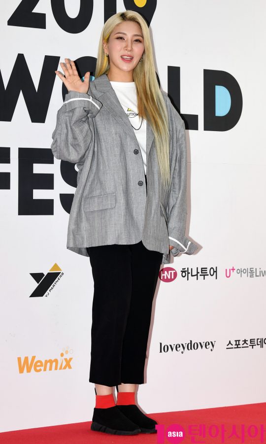 가수 자이언트 핑크가 15일 오후 서울 방이동 올림픽공원 체조경기장에서 열린 2019 케이월드 페스타 레드카펫 행사에 참석하고 있다.