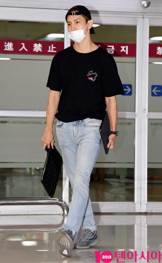 동방신기(TVXQ) 멤버 최강창민이 19일 오후 일본 해외일정을 마치고 김포국제공항을 통해 입국하고 있다.