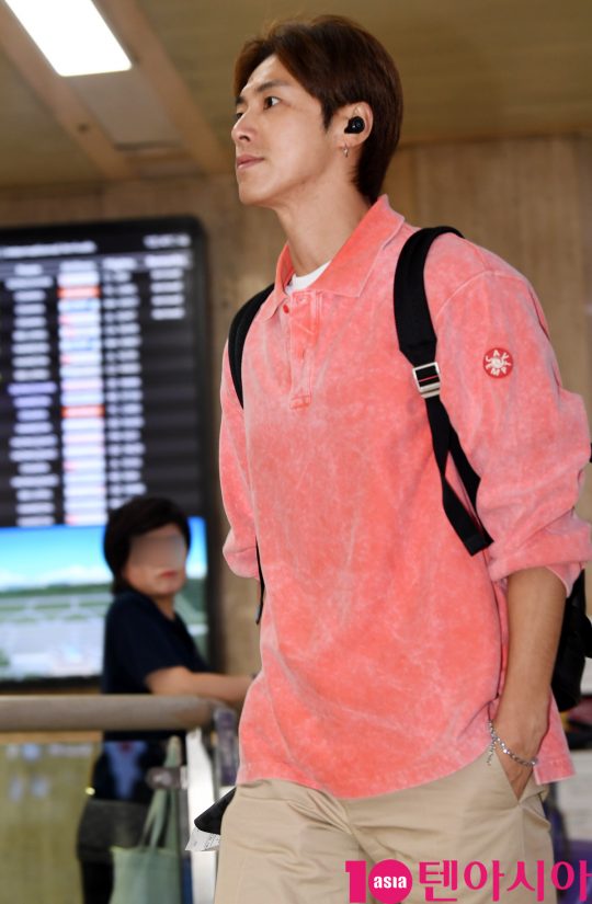 동방신기(TVXQ) 멤버 유노윤호가 19일 오후 일본 해외일정을 마치고 김포국제공항을 통해 입국하고 있다.