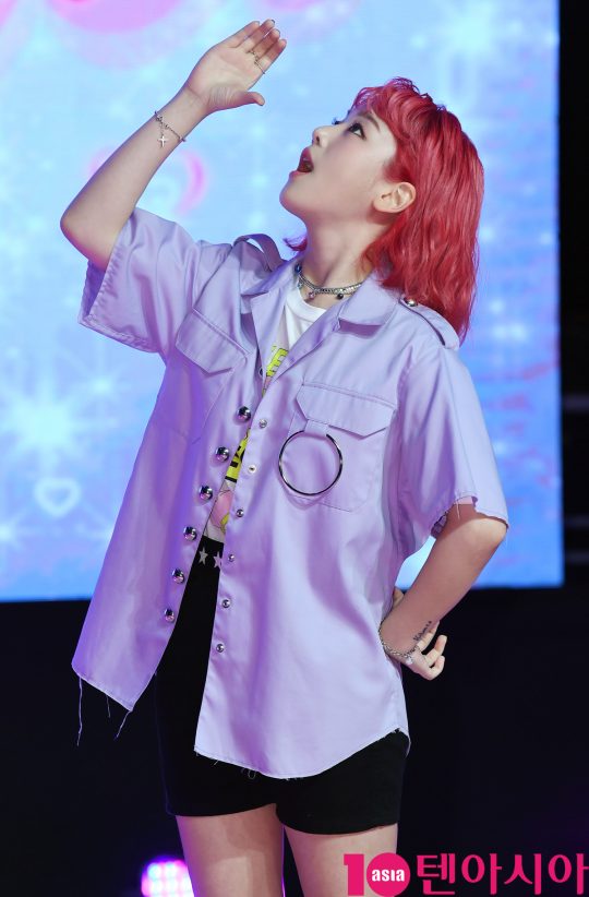 래퍼 키썸이 20일 오후 서울 청담동 일지아트홀에서 열린 4th 미니앨범 ‘yeah!술(예술)’ 발매 기념 쇼케이스에 참석하고 있다.