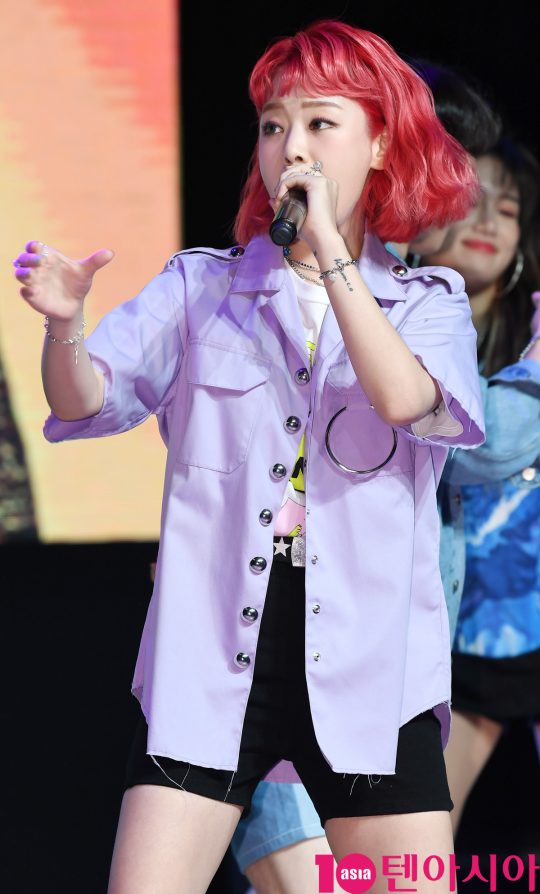 래퍼 키썸이 20일 오후 서울 청담동 일지아트홀에서 열린 4th 미니앨범 ‘yeah!술(예술)’ 발매 기념 쇼케이스에서 멋진공연을 선보이고 있다.