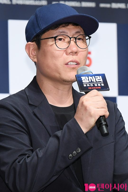 김태훈 감독이 21일 오전 서울 신사동 CGV 압구정에서 열린 영화 ‘장사리:잊혀진 영웅들’ 제작보고회에 참석해 인사말을 하고 있다.