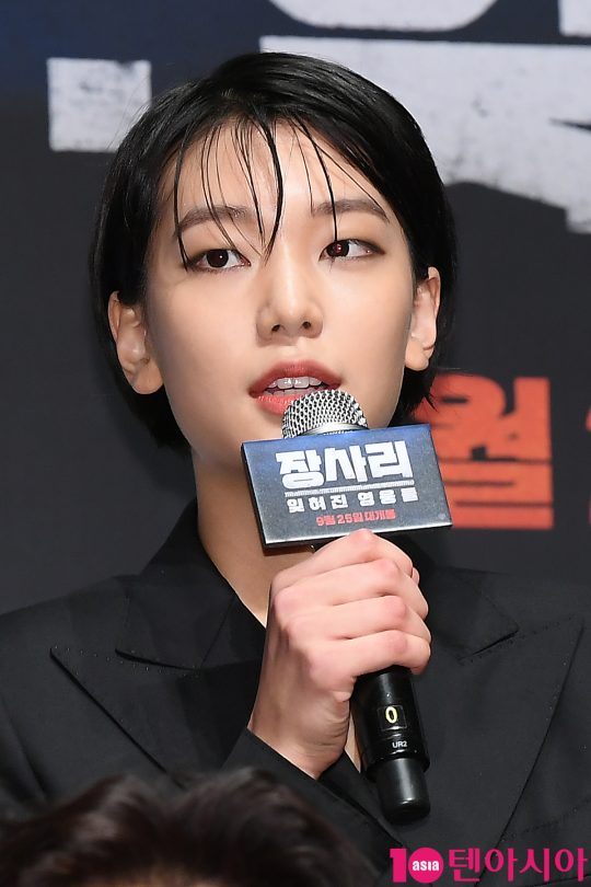 배우 이호정이 21일 오전 서울 신사동 CGV 압구정에서 열린 영화 ‘장사리:잊혀진 영웅들’ 제작보고회에 참석해 인사말을 하고 있다.