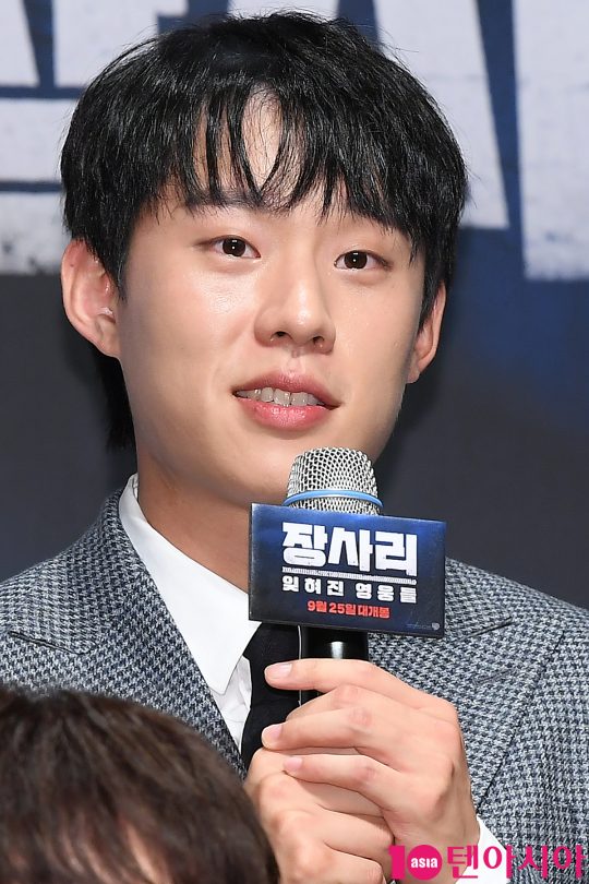 배우 김성철이 21일 오전 서울 신사동 CGV 압구정에서 열린 영화 ‘장사리:잊혀진 영웅들’ 제작보고회에 참석해 인사말을 하고 있다.