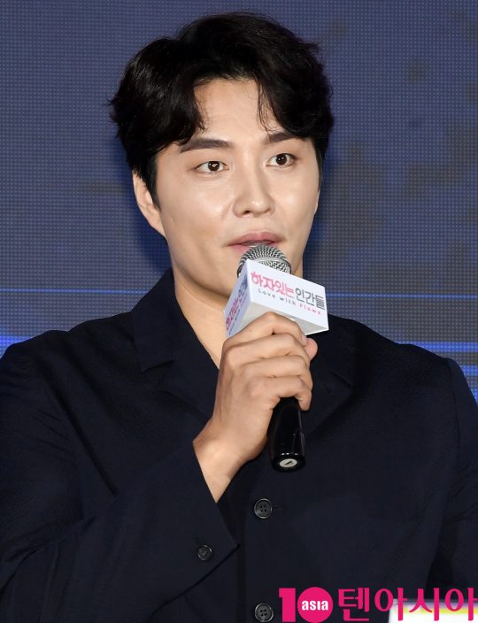 배우 민우혁이 22일 오후 서울 삼성동 코엑스에서 열린 MBC 새 수목드라마 ‘하자 있는 인간들‘ 제작발표회에 참석하고 있다.