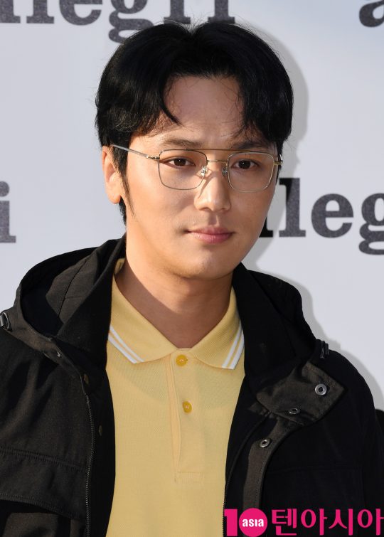 배우 변요한이 22일 오후 서울 신사동 LF 라움이스트에서 열린 알레그리의 포토콜 행사에 참석하고 있다.